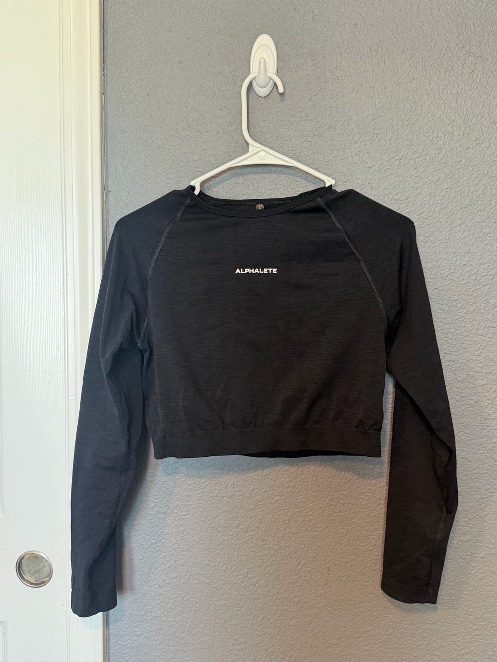 Alphalete Black Cropped Long-Sleeve Athletic Top